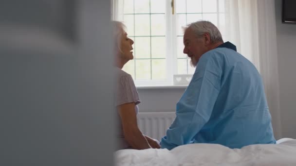Cámara Rastros Través Mostrar Preocupado Jubilados Pareja Ancianos Sentados Cama — Vídeos de Stock