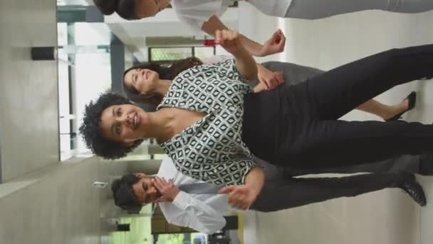 Κάθετο Βίντεο Πολυπολιτισμική Επιχειρηματική Ομάδα Διασκεδάζει Γελώντας Και Χορεύοντας Στο — Αρχείο Βίντεο
