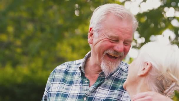 Kochająca Para Seniorów Przytulająca Się Śmiejąca Świeżym Powietrzu Ogrodzie Lub — Wideo stockowe