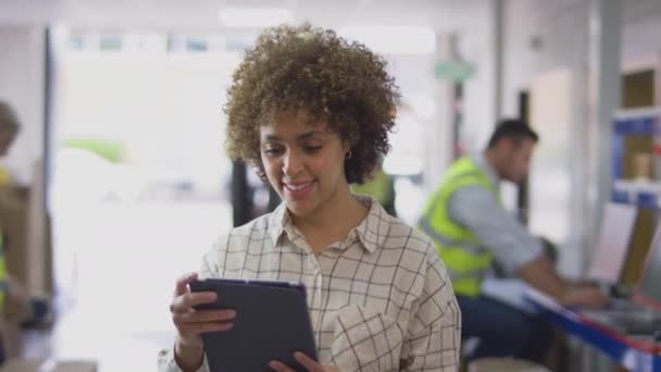 Vrouwelijke Manager Drukke Logistieke Magazijn Met Digitale Tablet Geschoten Slow — Stockvideo