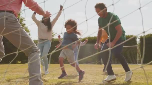 Enkel Schießt Tor Als Mehrgenerationenfamilie Heimischen Garten Fußball Spielt Zeitlupe — Stockvideo