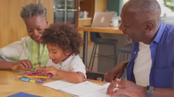 Família Várias Gerações Com Avós Ajudando Neto Com Lição Casa — Vídeo de Stock