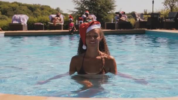 Žena Rodinném Vánoční Dovolená Stříkající Bazénu Sobě Santa Klobouk Shot — Stock video
