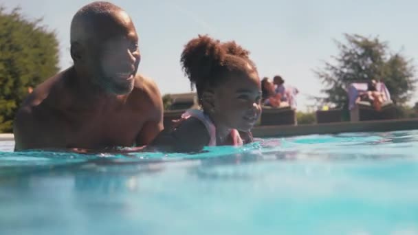Avô Ensinando Neta Nadar Piscina Livre Nas Férias Verão Filmado — Vídeo de Stock