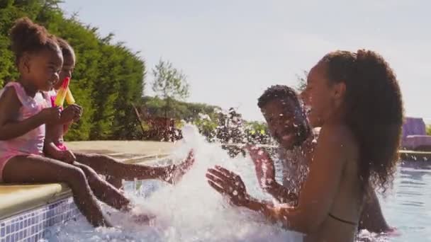 Yaz Tatilinde Iki Kız Buz Lolipopları Yerken Aile Yüzme Havuzunda — Stok video