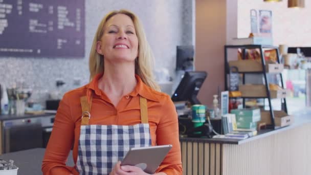 Portret Van Volwassen Vrouwelijke Eigenaar Werknemer Coffeeshop Met Digitale Tablet — Stockvideo