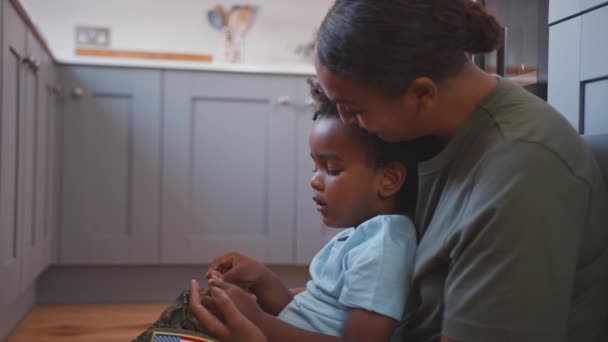 Mutter Der Amerikanischen Armee Urlaub Umarmt Sohn Uniform Küche Auf — Stockvideo