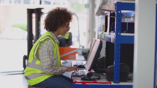 Женщины Работники Использующие Компьютерный Терминал Складе Дистрибуции Снято Замедленной Съемке — стоковое видео