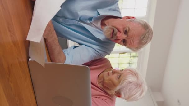 Vertikal Video Orolig Vertikal Video Pensionerade Äldre Par Hemma Köket — Stockvideo