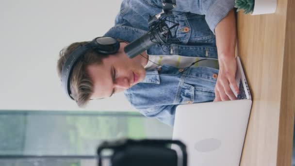 Erkek Vlogger Mikrofon Dizüstü Bilgisayarlı Arka Ekran Görüntüsü Yavaş Çekimde — Stok video
