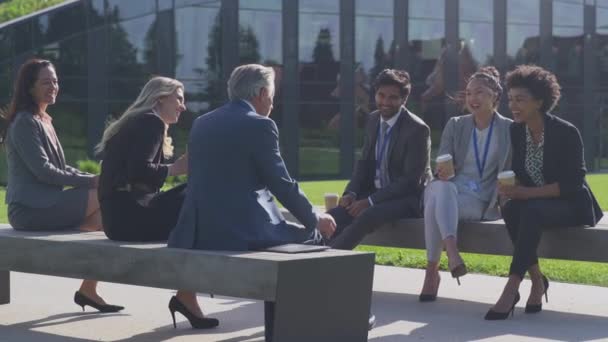 Мультикультурная Бизнес Команда Сидящая Пределами Офиса Кофе Брейка Неформальной Встречей — стоковое видео