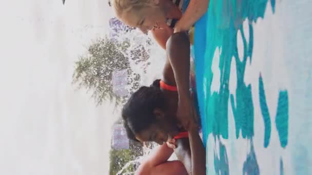 成熟した両親と大人の子孫を持つ笑顔の家族の垂直ビデオ夏休みのプールで空中で スローモーションで撮影 — ストック動画