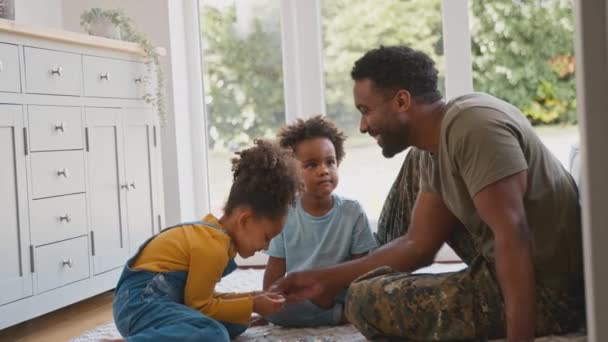 Armee Vater Uniform Auf Heimaturlaub Mit Kindern Beim Gemeinsamen Puzzeln — Stockvideo