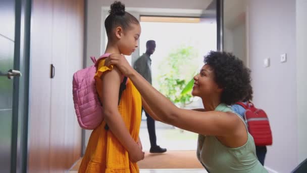父母们帮助女儿穿上背包走出家门 一起上学 动作缓慢 — 图库视频影像