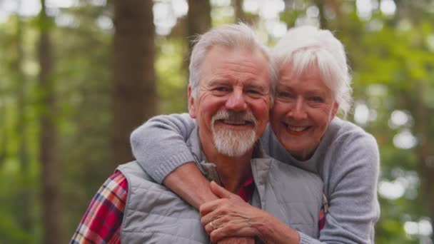 Portret Uśmiechniętej Aktywnej Pary Seniorów Wędrówce Leśnym Krajobrazem Nakręcony Zwolnionym — Wideo stockowe