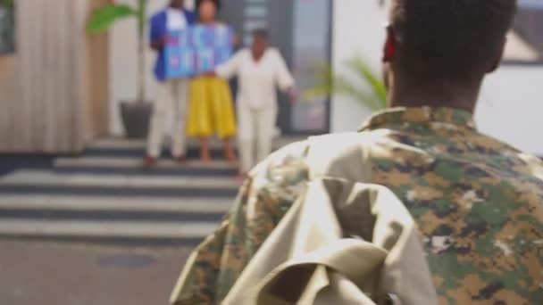 Багатоповерхова Родина Батьками Дружиною Вітає Солдата Армії Виїзді Дому Прапором — стокове відео