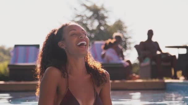 Retrato Mujer Vacaciones Verano Vacaciones Pie Borde Piscina Sonriendo Cámara — Vídeo de stock