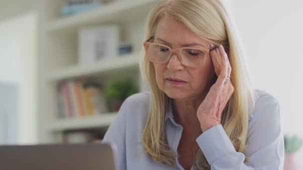 Menopauzální Starší Žena Brýlemi Pracující Notebooku Bolestí Hlavy Záběr Zpomaleném — Stock video
