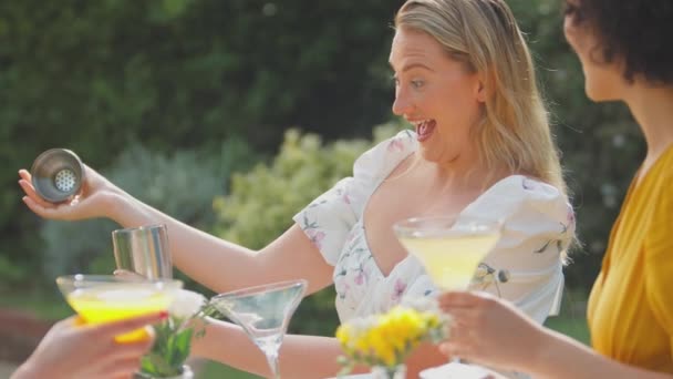 三个女性朋友坐在户外的夏园里 在家里搅拌鸡尾酒 动作缓慢 — 图库视频影像