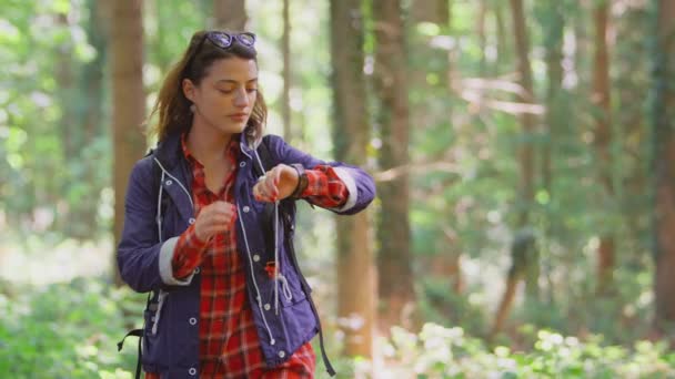 Kobieta Wędrująca Lesie Pomocą Aplikacji Gps Smartwatch Nawigacji Strzał Zwolnionym — Wideo stockowe