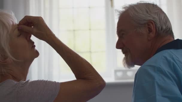 Närbild Oroliga Pensionerade Äldre Par Sitter Sängen Hemma Diskutera Problem — Stockvideo