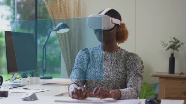 Projeksiyonlu Ekrana Bakan Bir Kadın Masada Oturmuş Kulaklık Takıyor Yavaş — Stok video