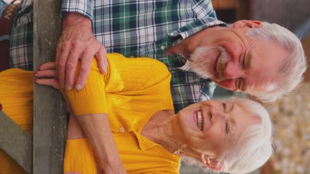 Pionowy Portret Wideo Pionowy Film Uśmiechniętej Pary Seniorów Opierającej Się — Wideo stockowe