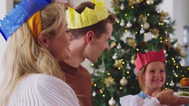 Wielopokoleniowa Rodzina Świętująca Boże Narodzenie Domu Kapeluszach Krakersów Jedzących Razem — Wideo stockowe