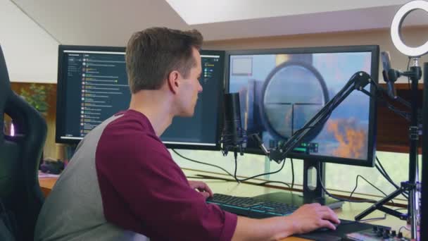 Mężczyzna Gracz Domu Siedzi Przed Monitorem Live Streaming Strzelanka Online — Wideo stockowe