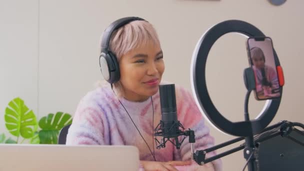 Γυναίκα Vlogger Φορώντας Ακουστικά Ζωντανή Μετάδοση Podcast Ψάχνει Στο Κινητό — Αρχείο Βίντεο