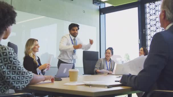 Multikulturelles Business Team Wirft Papierkram Die Luft Nachdem Geschäftsmann Bei — Stockvideo