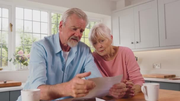 Anziani Pensione Preoccupati Coppia Casa Cucina Disegno Legge Apertura Guardando — Video Stock