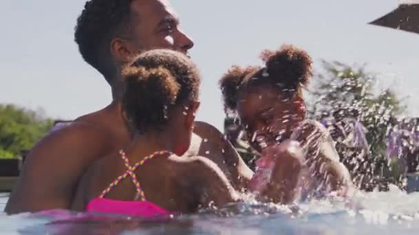 Familie Sommerurlaub Mit Zwei Mädchen Und Vater Schwimmbad Plantscht Mutter — Stockvideo