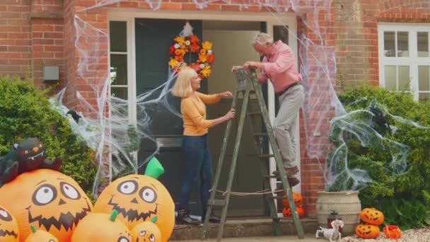 Nagyszülők Létrával Halloween Dekoráció Készen Áll Unokák Jönni Trükk Vagy — Stock videók