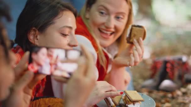 Kobieta Robiąca Film Przyjaciółmi Wakacjach Kempingu Lesie Leżącym Namiocie Jedzącym — Wideo stockowe