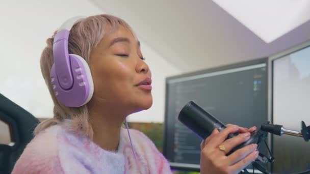 Evde Oturan Bayan Oyuncu Canlı Yayın Için Kablosuz Kulaklık Takıyor — Stok video