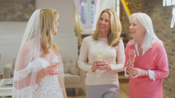 Großmutter Mit Mutter Und Erwachsener Tochter Feiern Mit Champagner Als — Stockvideo