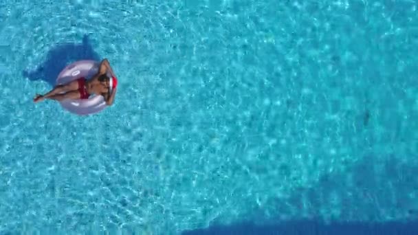 Dron Shot Człowieka Boże Narodzenie Pływające Nadmuchiwanym Pierścieniu Basenie Kapeluszu — Wideo stockowe
