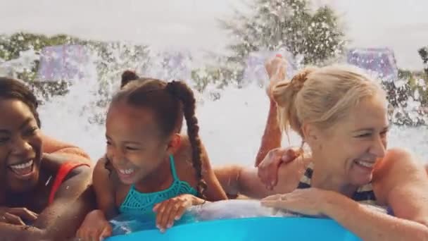 Uśmiechnięta Wielopokoleniowa Rodzina Wakacjach Basenie Pływająca Poduszce Powietrznej Pluskająca Się — Wideo stockowe