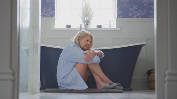 Mulher Madura Menopáusica Sofrendo Com Incontinência Sentada Chão Banheiro Casa — Vídeo de Stock