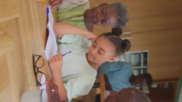 Вертикальне Відео Сім Дідусем Бабусею Які Допомагають Онуці Домашнім Завданням — стокове відео