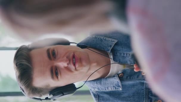 Κάθετο Βίντεο Ζευγάρι Φοράει Ακουστικά Live Streaming Podcast Μιλάει Και — Αρχείο Βίντεο