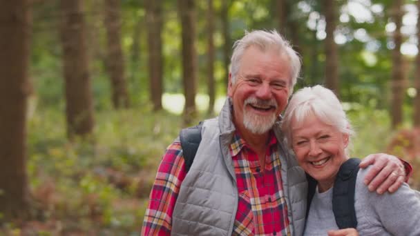 Retrato Sonriente Pareja Ancianos Activos Caminata Por Campo Forestal Juntos — Vídeos de Stock