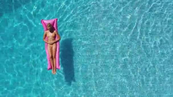 Zdjęcie Drona Nad Głową Kobiety Wakacjach Letnich Relaksującej Się Nadmuchiwanym — Wideo stockowe
