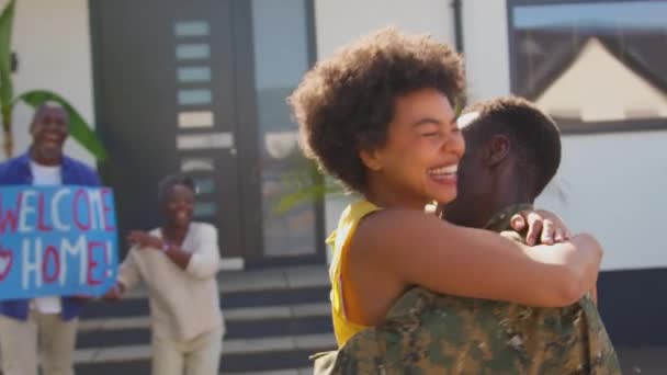 Flergenerationsfamilj Med Föräldrar Och Hustru Välkomnande Armé Soldat Hem Permission — Stockvideo