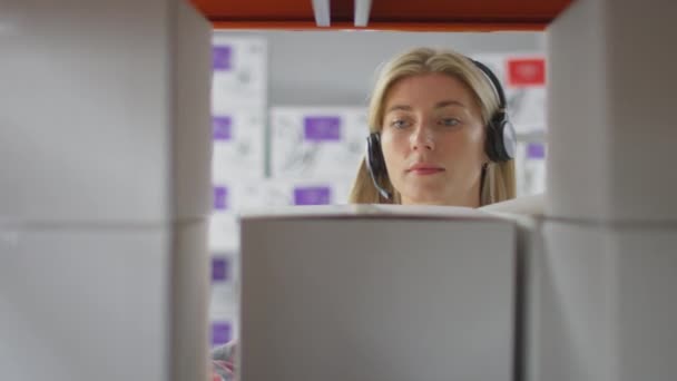 Vrouwelijke Werknemer Draagt Headset Logistiek Magazijn Zetten Doos Plank Schot — Stockvideo