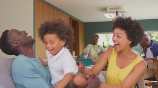 Mehrgenerationenfamilie Mit Eltern Die Hause Auf Dem Sofa Sitzen Während — Stockvideo