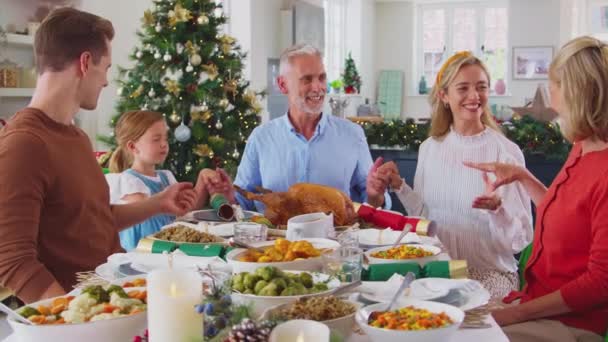 Wielopokoleniowa Rodzina Świętująca Boże Narodzenie Domu Odmawiająca Modlitwę Przed Wspólnym — Wideo stockowe