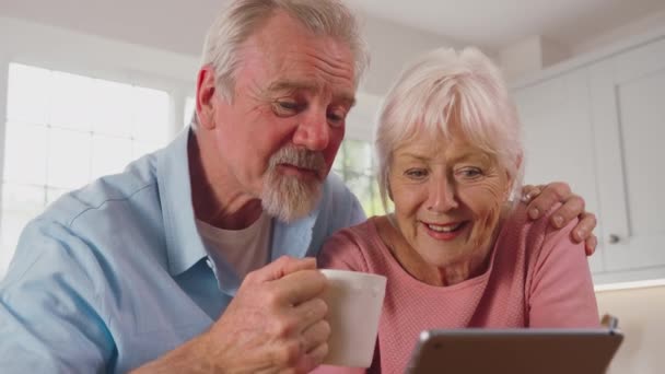 在家中网上购物或以慢镜头预订度假的退休老年夫妇与数码平板电脑的亲密接触 — 图库视频影像