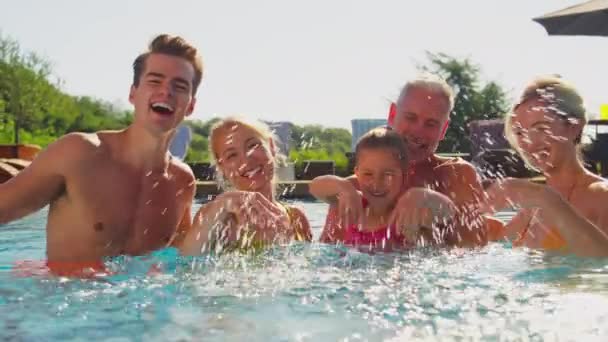 Retrato Família Sorridente Várias Gerações Férias Verão Relaxando Salpicando Piscina — Vídeo de Stock